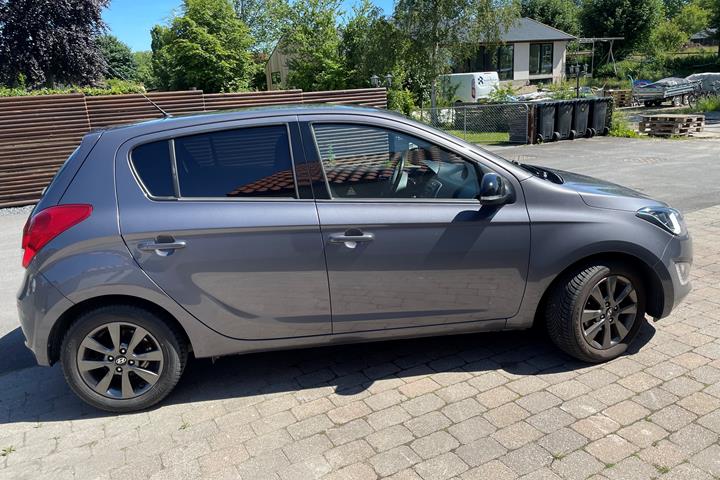 Grå Hyundai i20 fra 2014