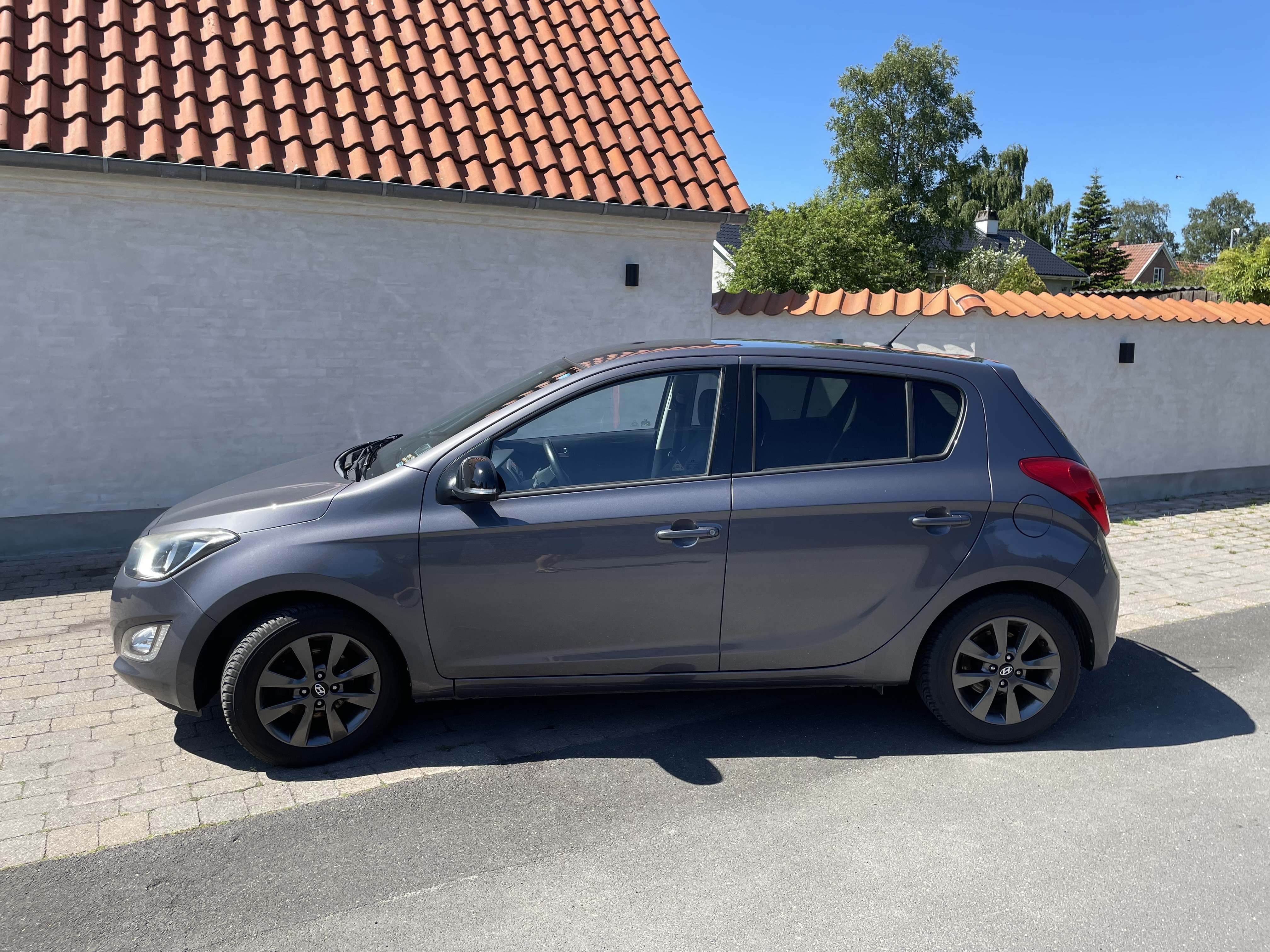 Grå Hyundai i20 fra 2014