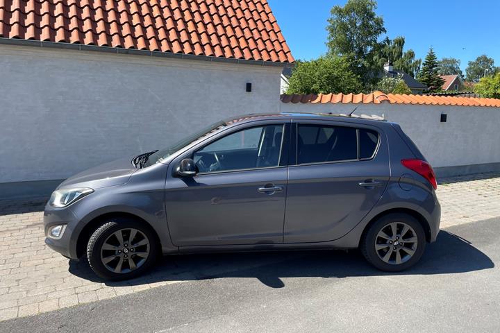 Grå Hyundai i20 fra 2014