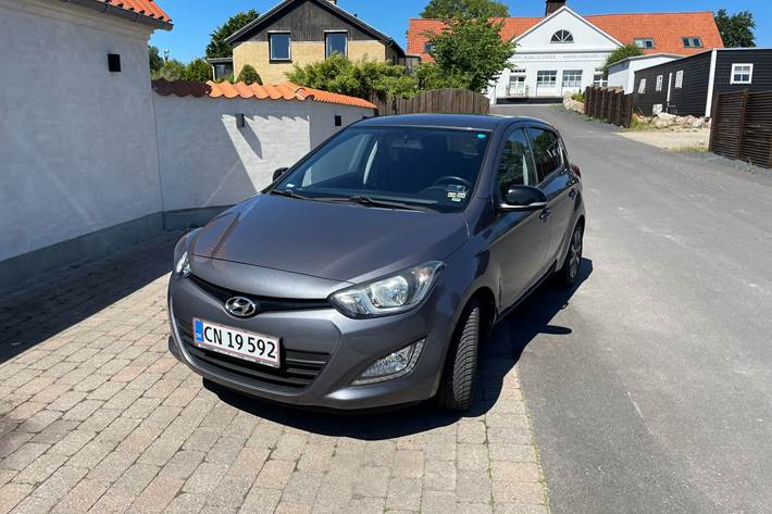 Grå Hyundai i20 fra 2014