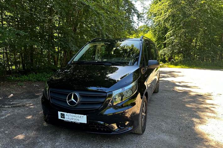 Sort Mercedes eVito 129 fra 2022 set udefra