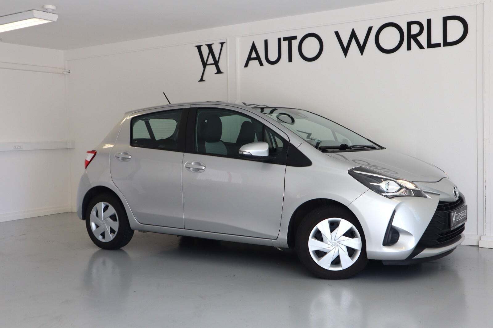 Sølv Toyota Yaris fra 2019