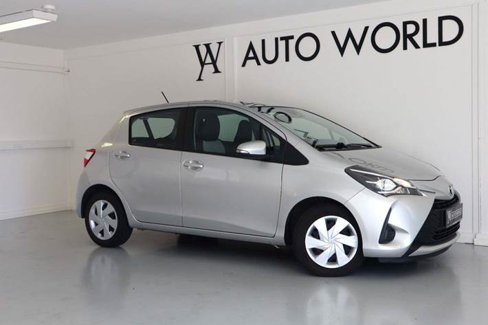 Sølv Toyota Yaris fra 2019