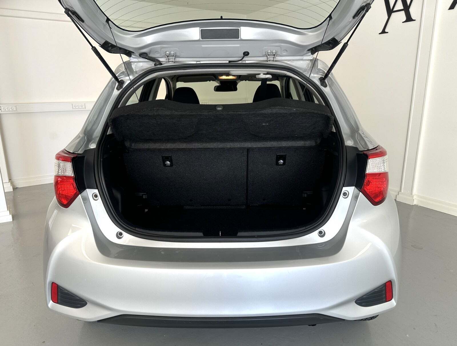 Sølv Toyota Yaris fra 2019