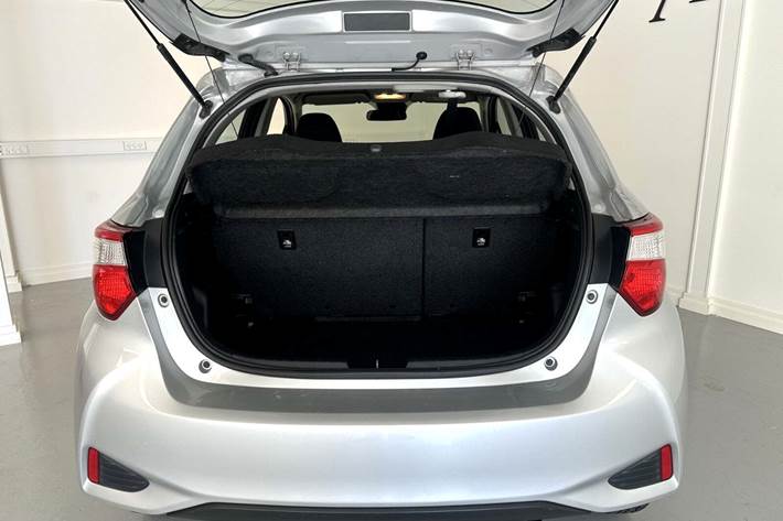 Sølv Toyota Yaris fra 2019