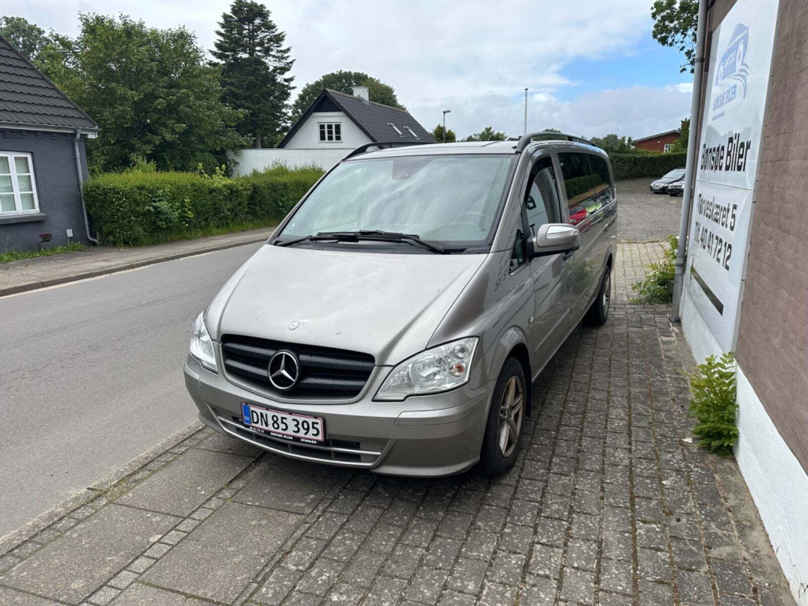 Orange Mercedes Vito 116 fra 2011