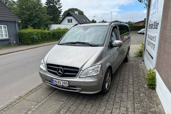 Orange Mercedes Vito 116 fra 2011