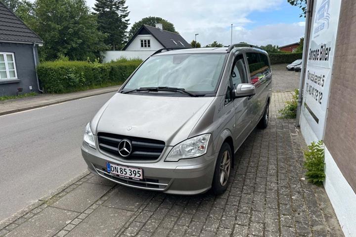 Orange Mercedes Vito 116 fra 2011