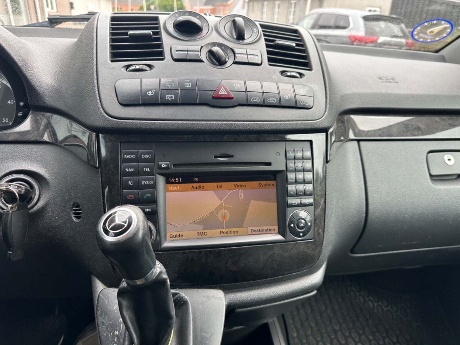 Orange Mercedes Vito 116 fra 2011