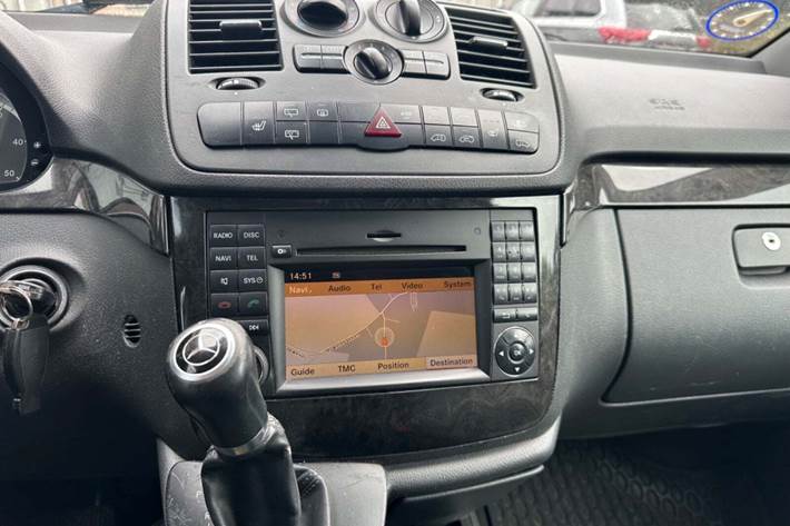 Orange Mercedes Vito 116 fra 2011