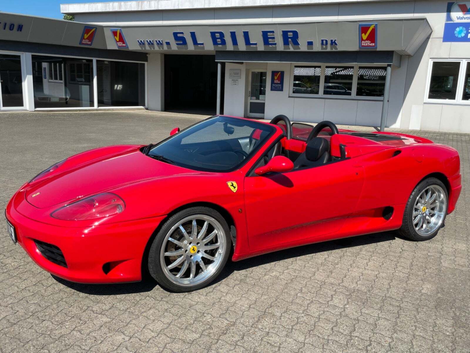Rød Ferrari 360 fra 2003 set udefra