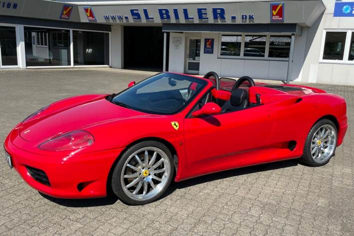 Rød Ferrari 360 fra 2003 set udefra