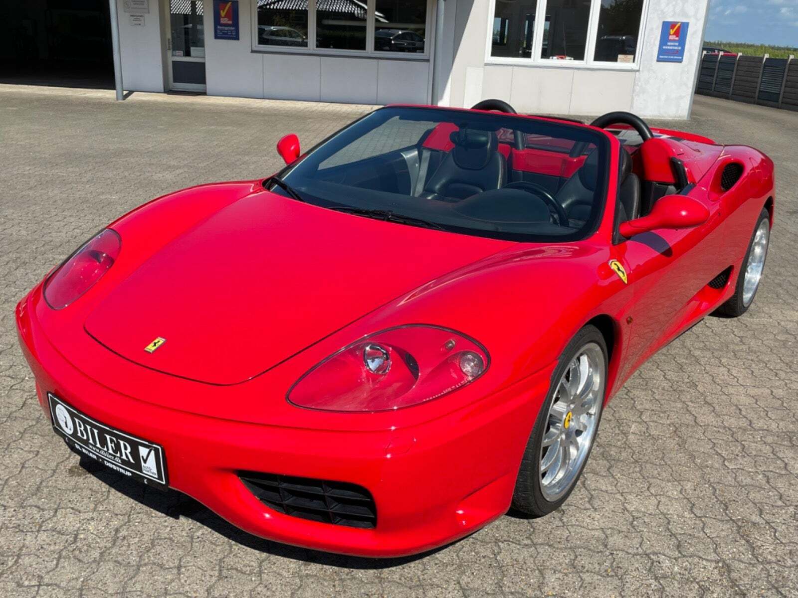 Rød Ferrari 360 fra 2003 set udefra