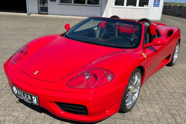 Rød Ferrari 360 fra 2003 set udefra
