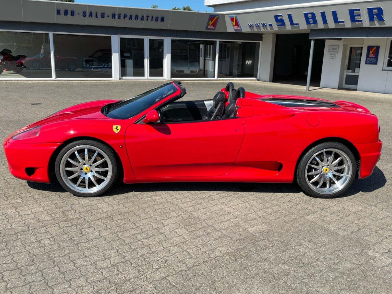 Rød Ferrari 360 fra 2003 set udefra