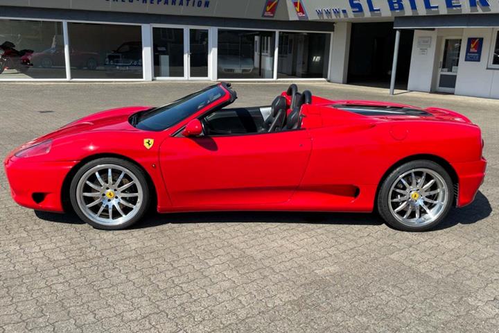 Rød Ferrari 360 fra 2003 set udefra