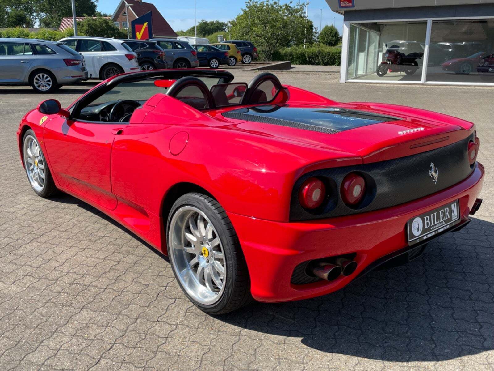 Rød Ferrari 360 fra 2003 set udefra
