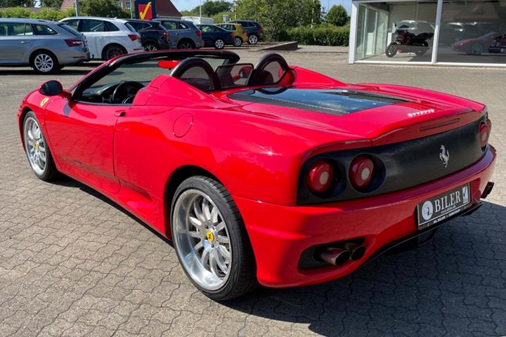 Rød Ferrari 360 fra 2003 set udefra