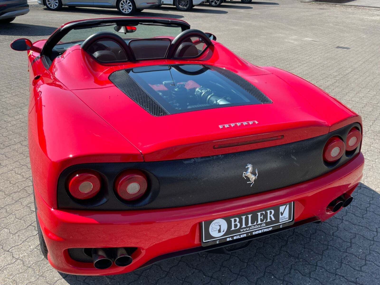 Rød Ferrari 360 fra 2003 set udefra