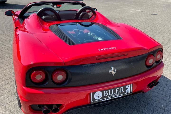 Rød Ferrari 360 fra 2003 set udefra