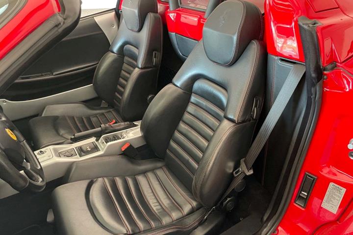 Rød Ferrari 360 fra 2003 set indefra