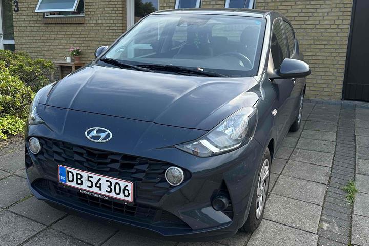Grå Hyundai i10 fra 2021