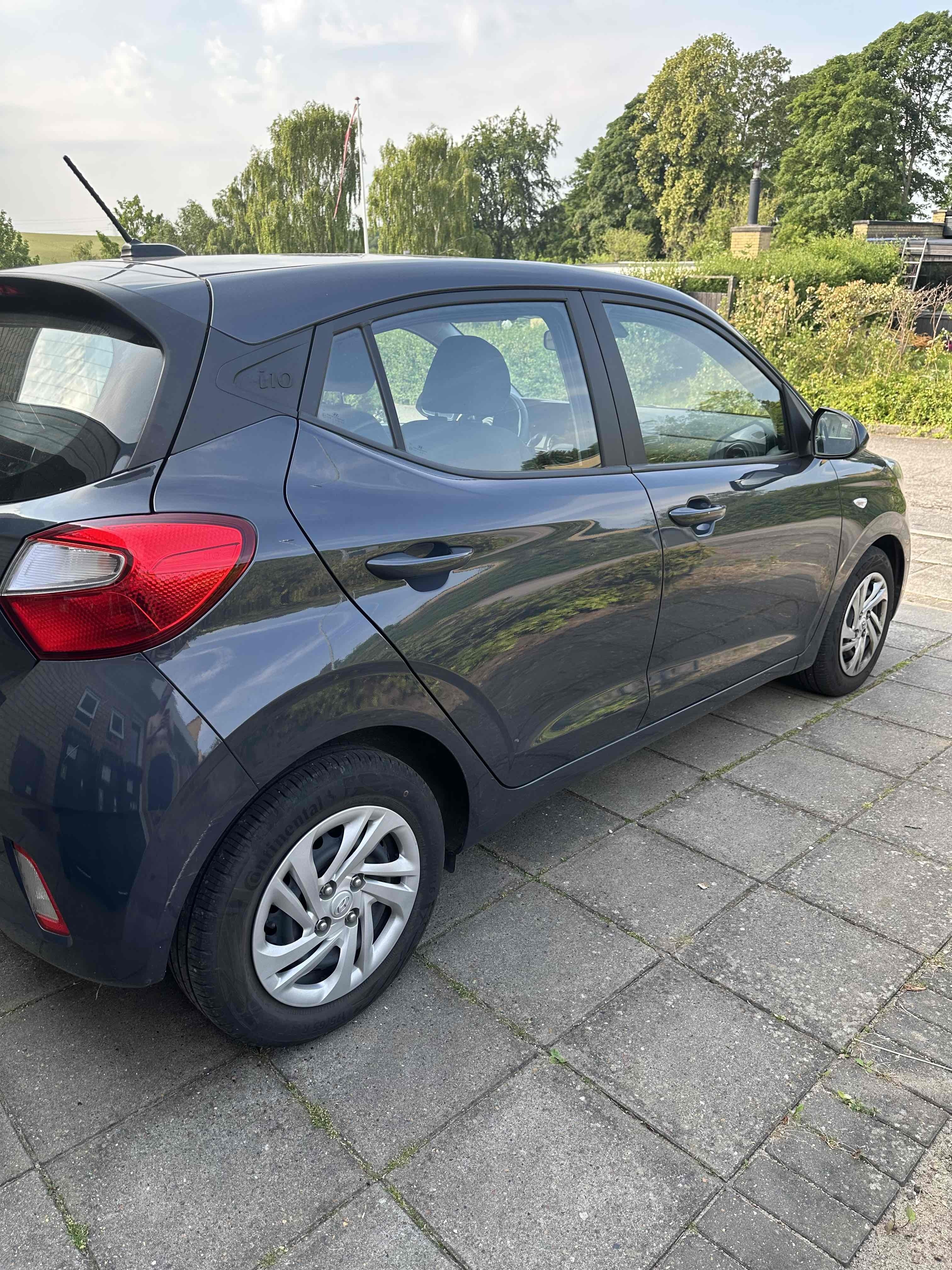 Grå Hyundai i10 fra 2021