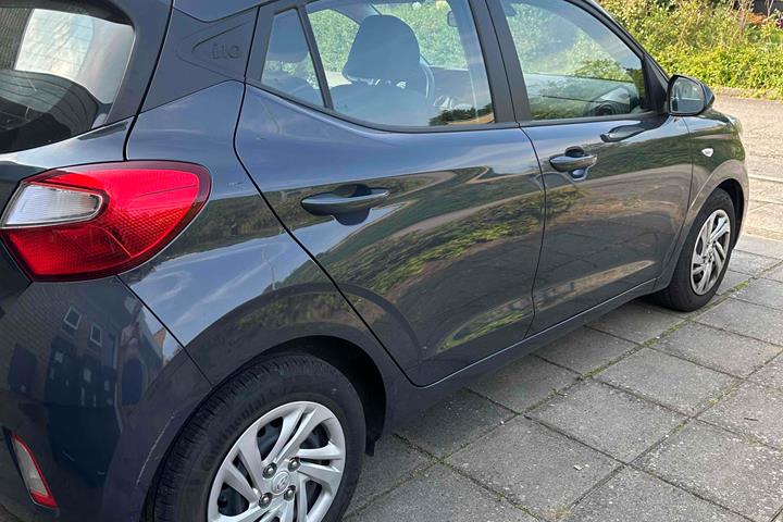 Grå Hyundai i10 fra 2021
