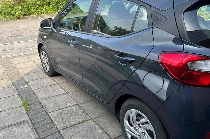 Grå Hyundai i10 fra 2021