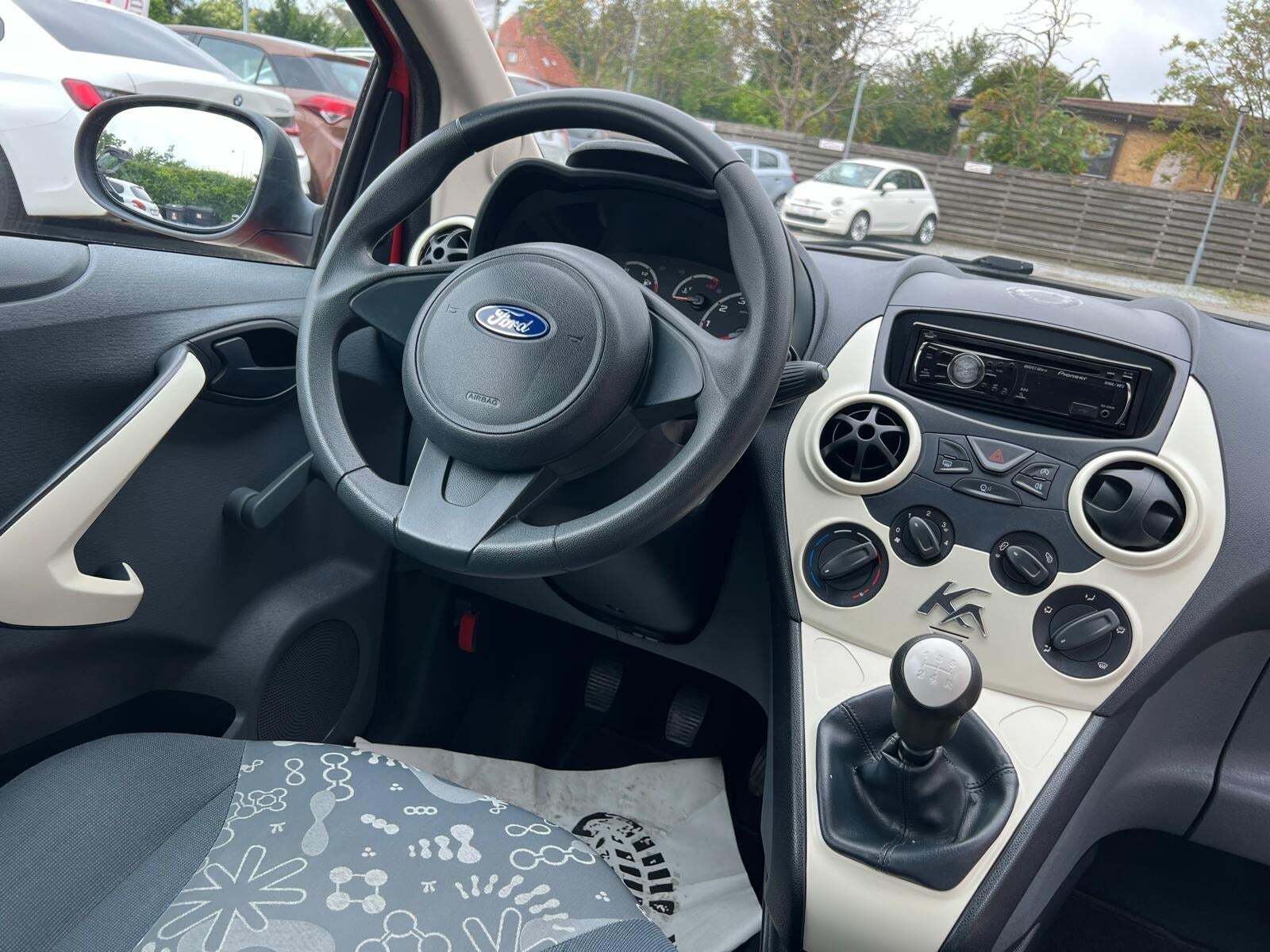 Rød Ford Ka fra 2011