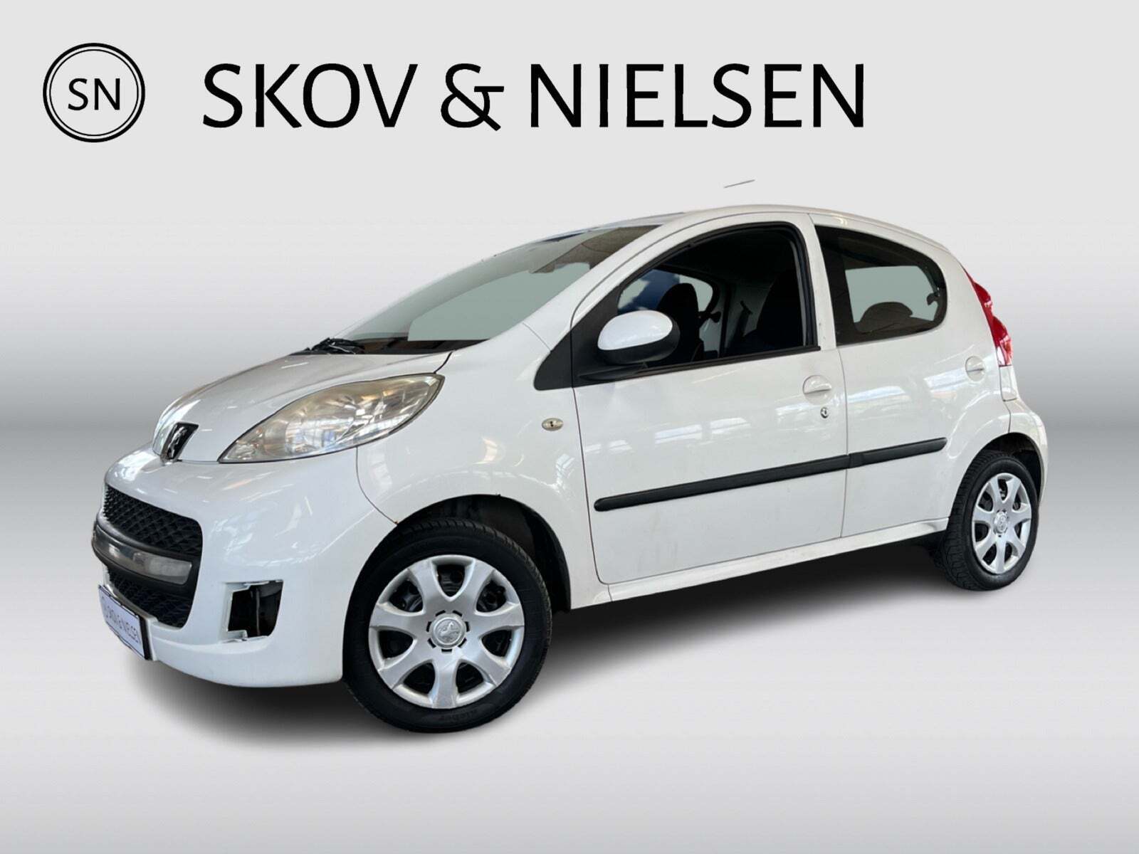 Hvid Peugeot 107 fra 2010 set udefra