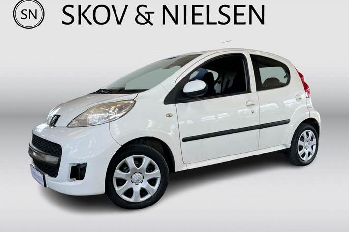 Hvid Peugeot 107 fra 2010 set udefra