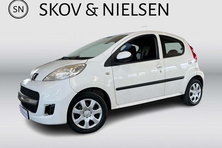 Hvid Peugeot 107 fra 2010 set udefra