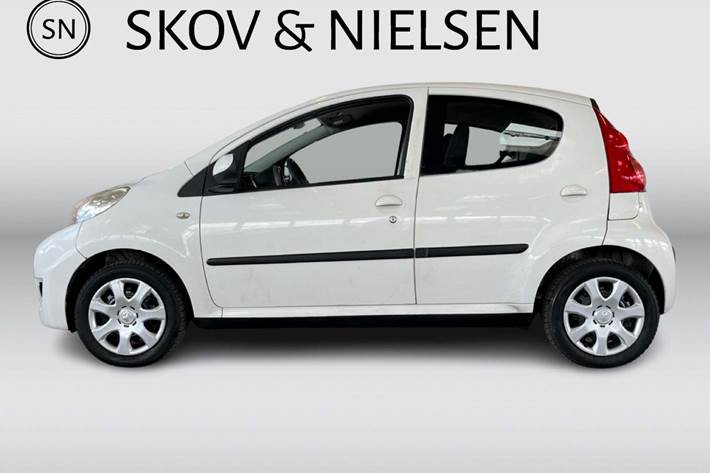 Hvid Peugeot 107 fra 2010 set udefra