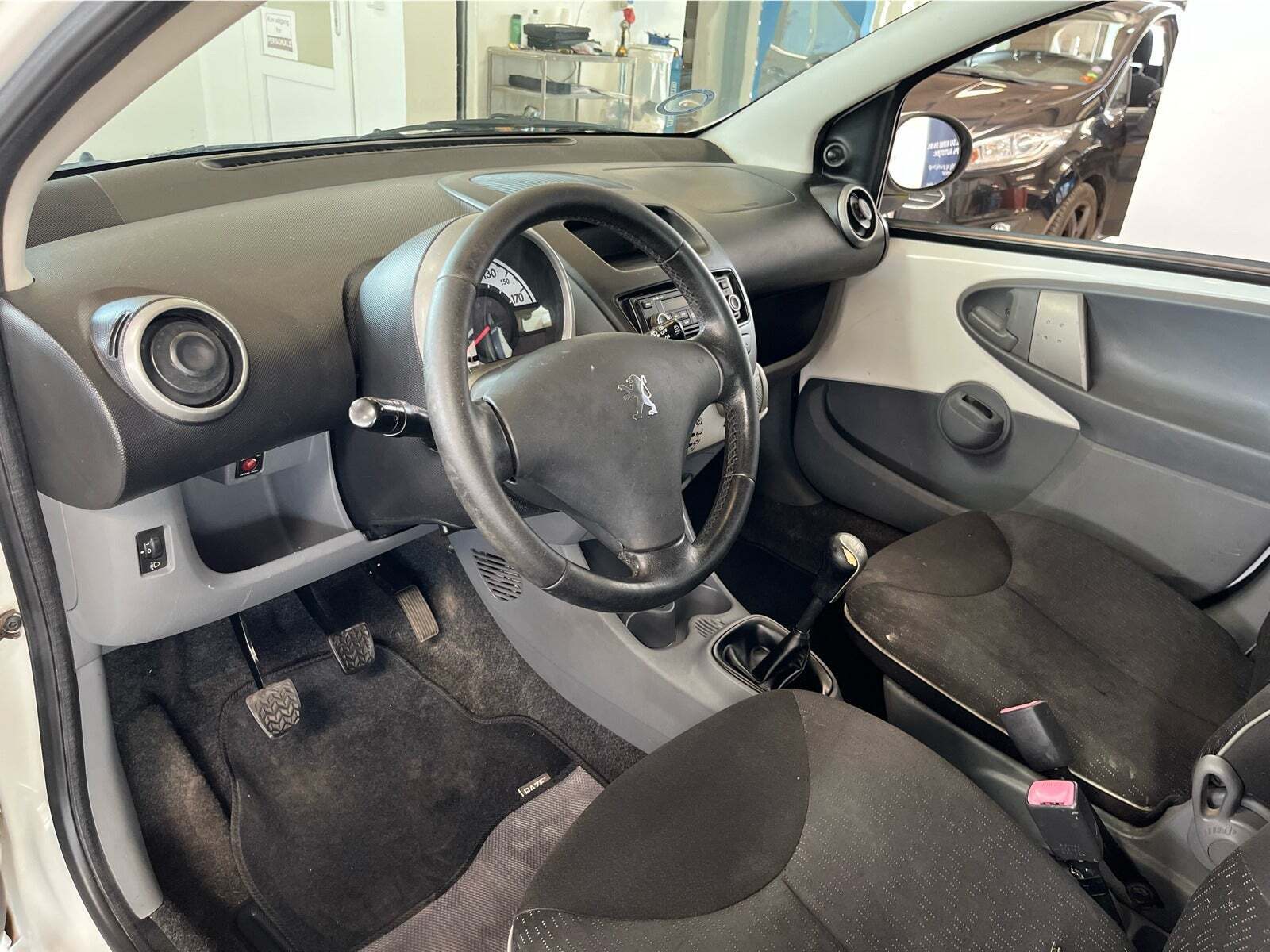 Hvid Peugeot 107 fra 2010 set indefra