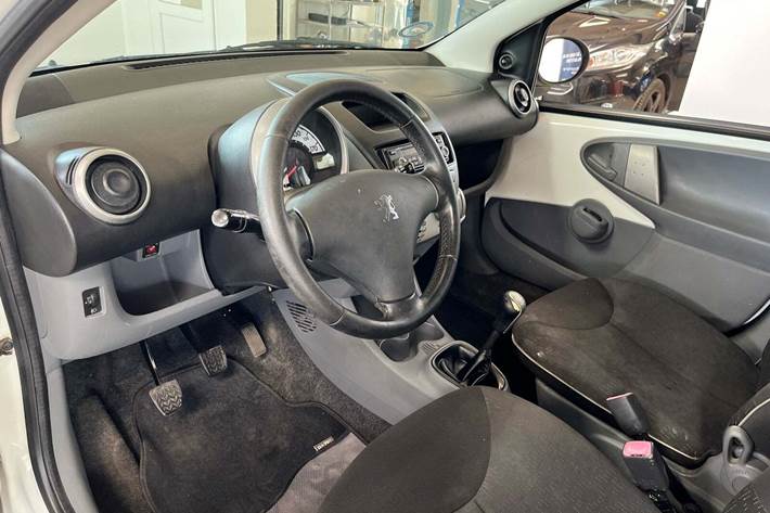 Hvid Peugeot 107 fra 2010 set indefra