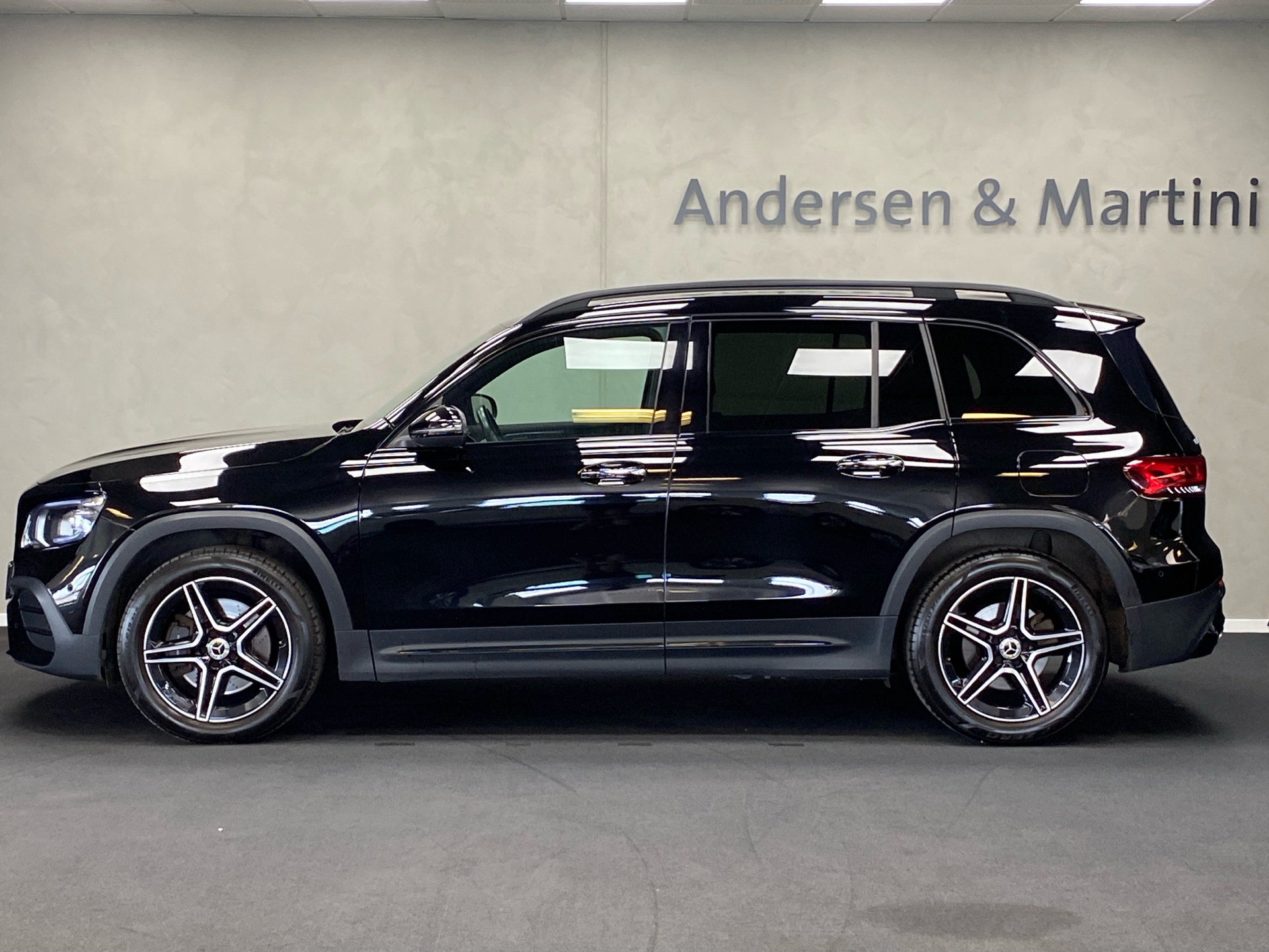Sort Mercedes GLB220 d fra 2021