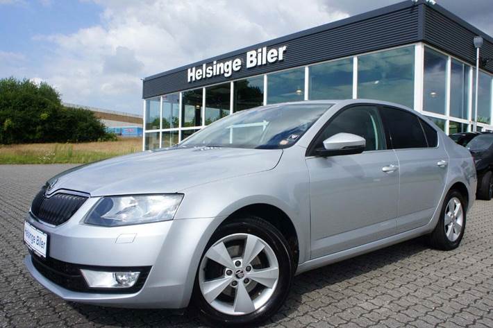 Sølv Skoda Octavia fra 2014 set udefra