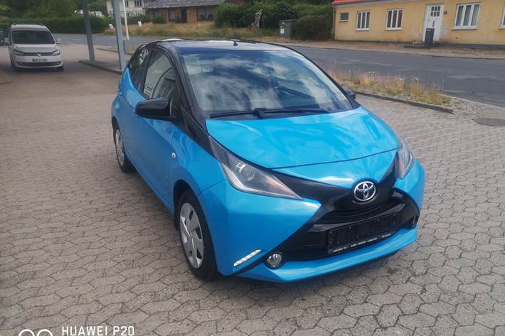 Blå Toyota Aygo fra 2015 set udefra