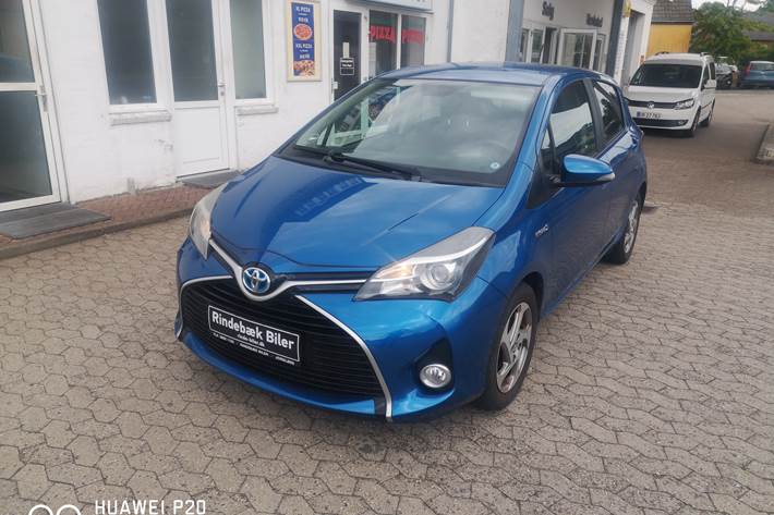 Blå Toyota Yaris fra 2016 set udefra
