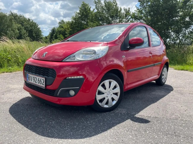 Rød Peugeot 107 fra 2012