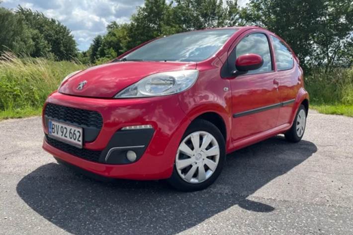 Rød Peugeot 107 fra 2012