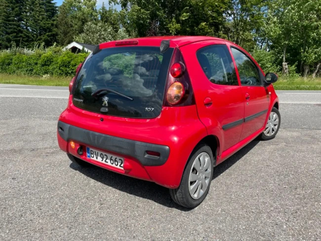 Rød Peugeot 107 fra 2012