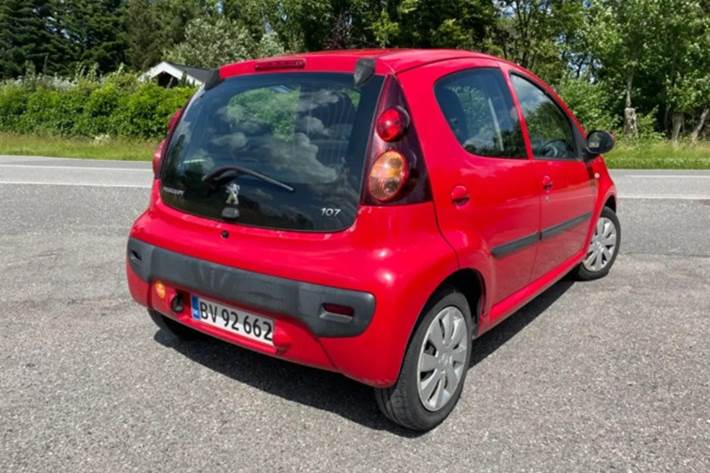 Rød Peugeot 107 fra 2012