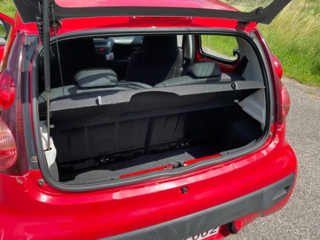 Rød Peugeot 107 fra 2012