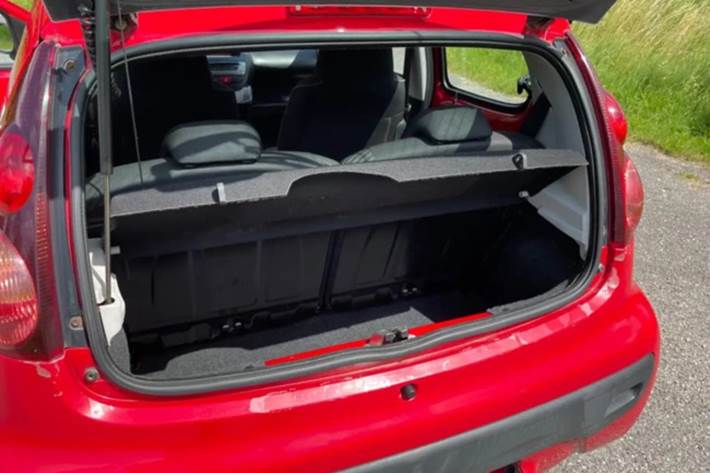 Rød Peugeot 107 fra 2012