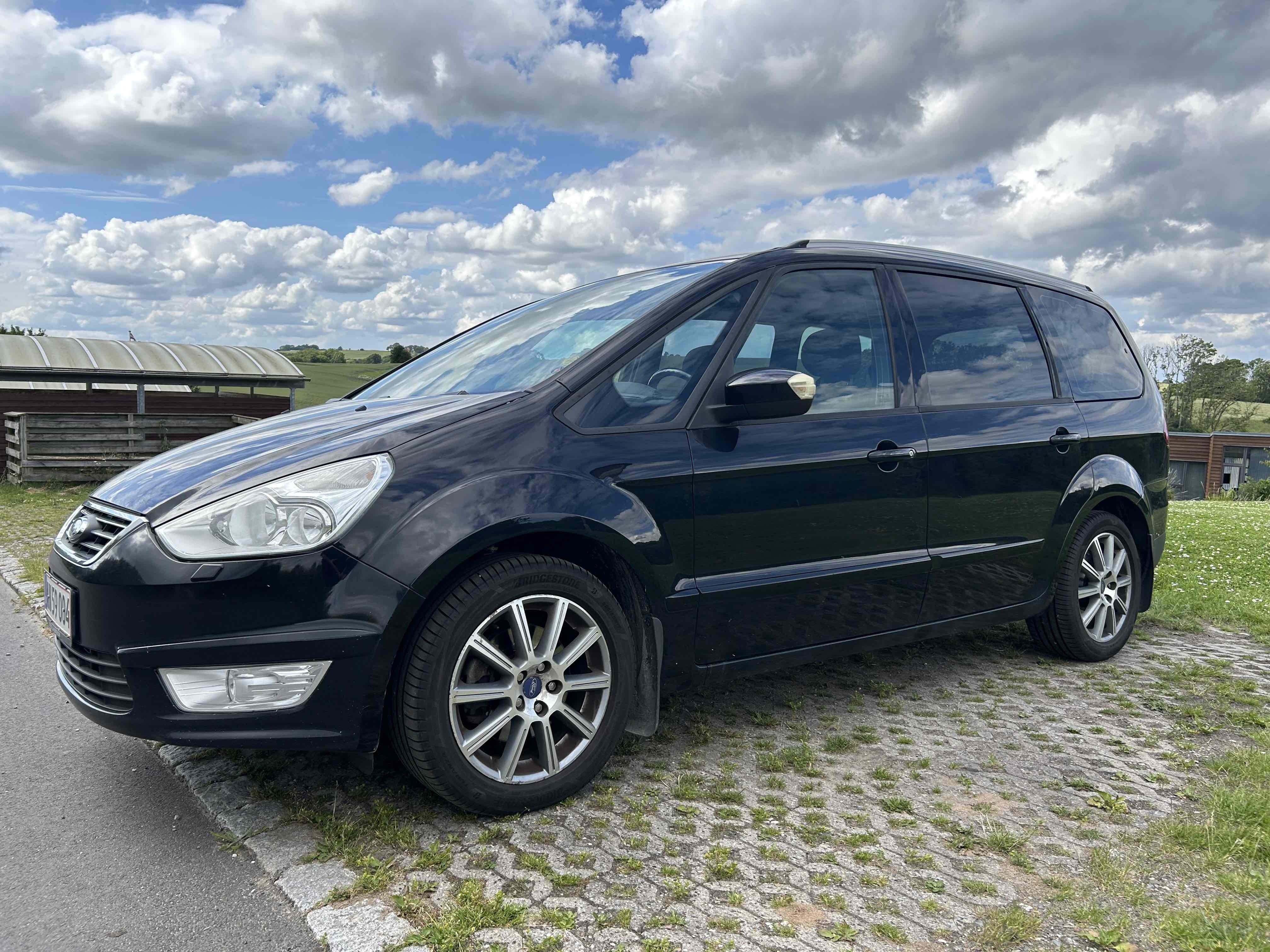 Sort Ford Galaxy fra 2010