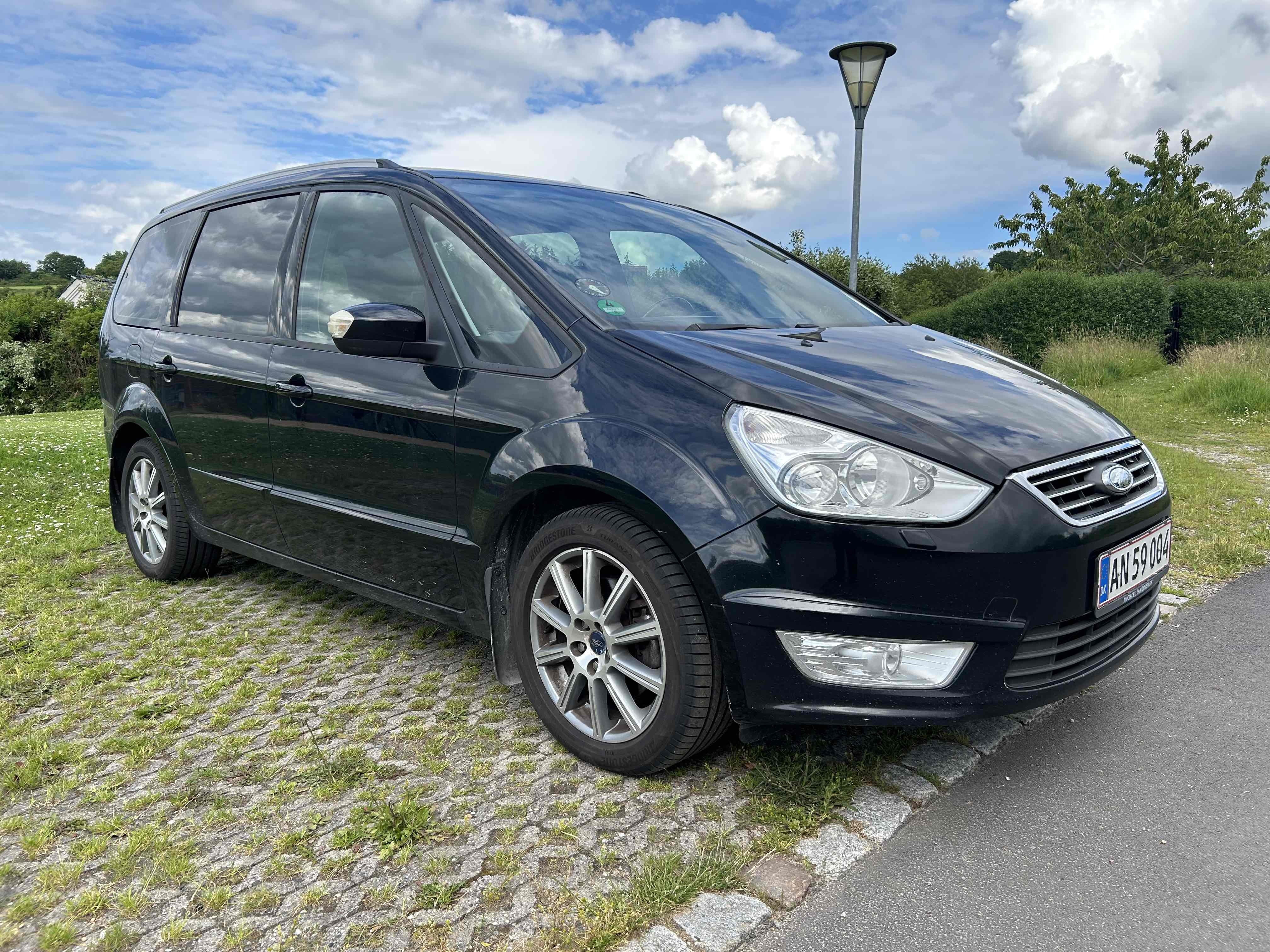 Sort Ford Galaxy fra 2010
