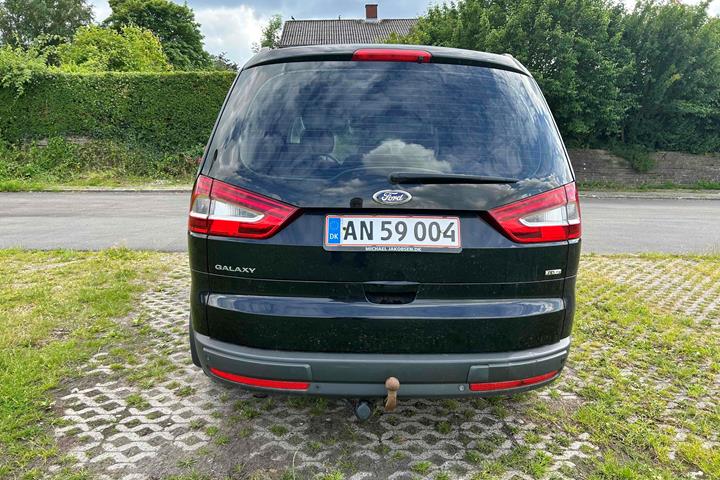 Sort Ford Galaxy fra 2010