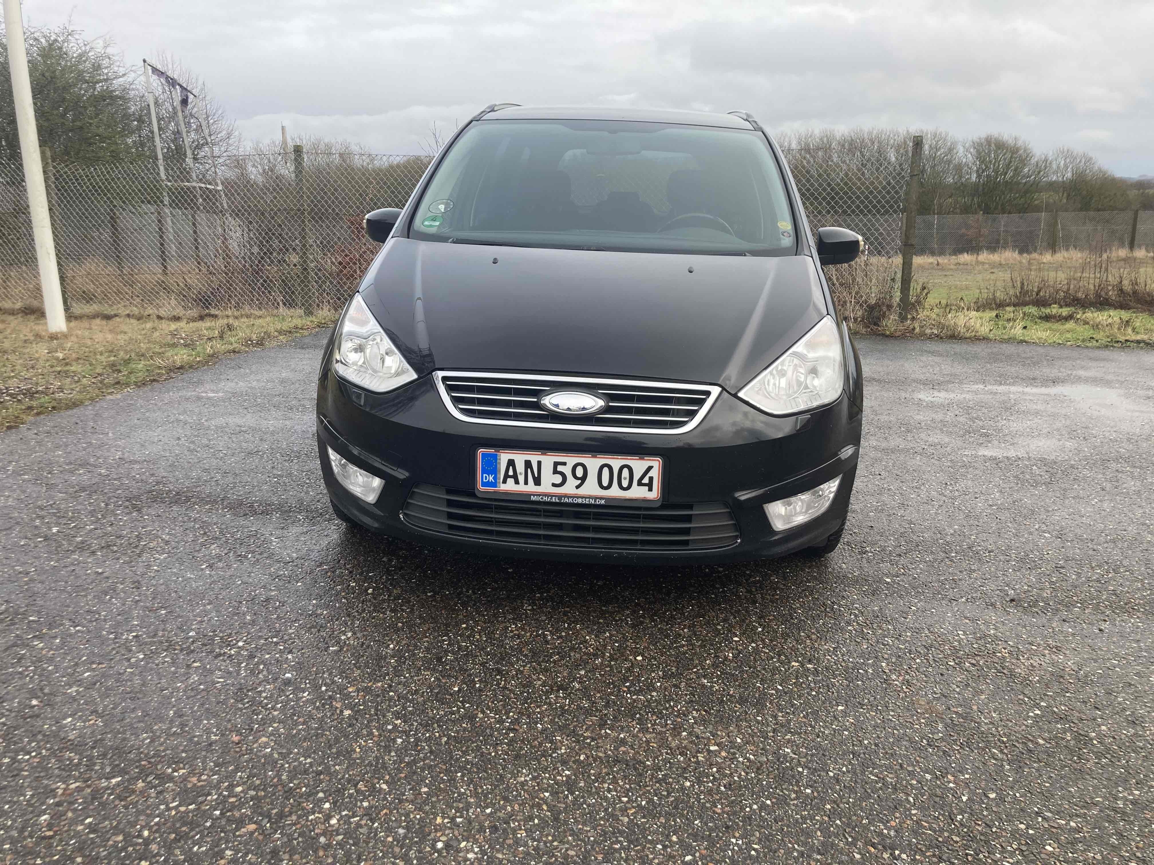 Sort Ford Galaxy fra 2010